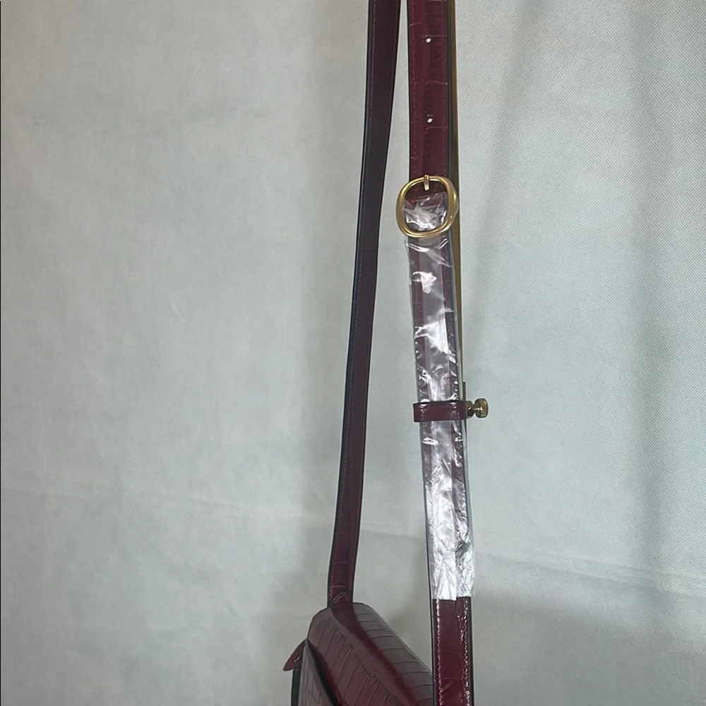 Elegant Burgundy Croc-Embossed Shoulder Bag - Picture 8 of 13